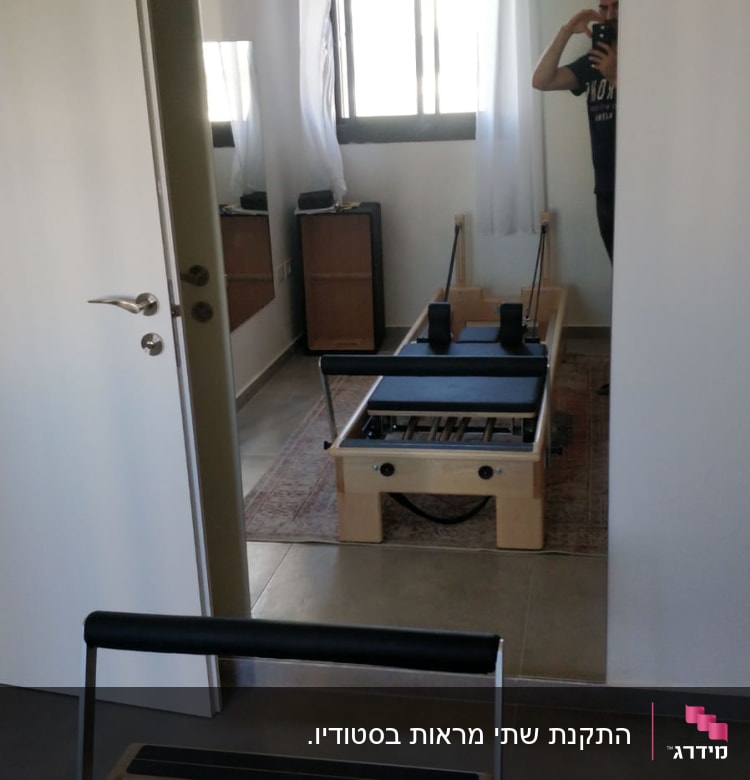 מראה גדולה משקפת חדר עם חלון פתוח